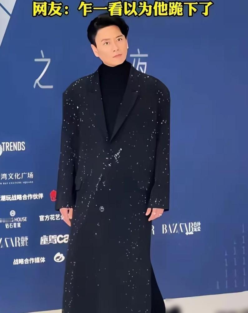 黄宗泽那身被全网群嘲的“大姨装”，竟然是他蓄谋已久的自黑。

谁能想到，那对晃眼