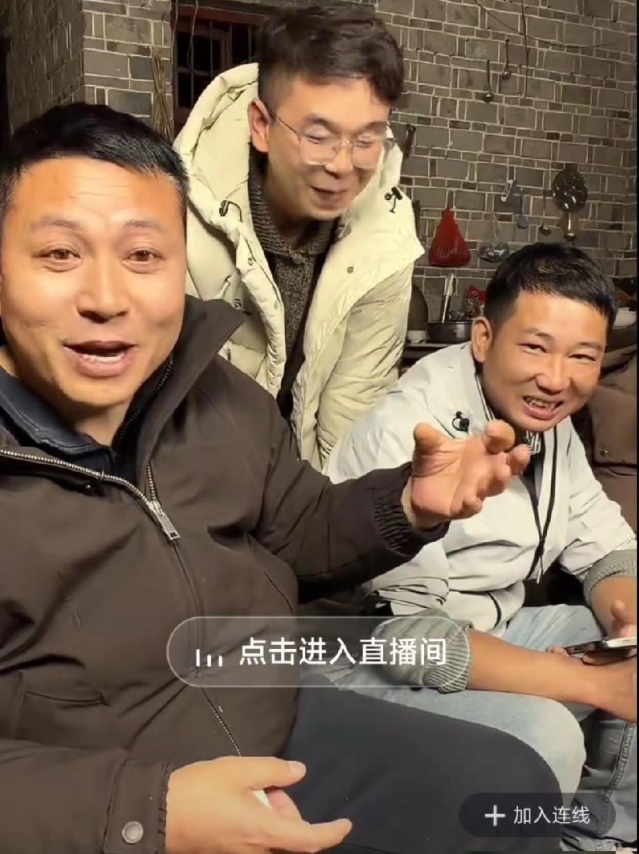 镜头差点砸到蓉儿头上。
新来的摄影，小杨的亲弟弟。
海哥直播里一句话，直接把信息