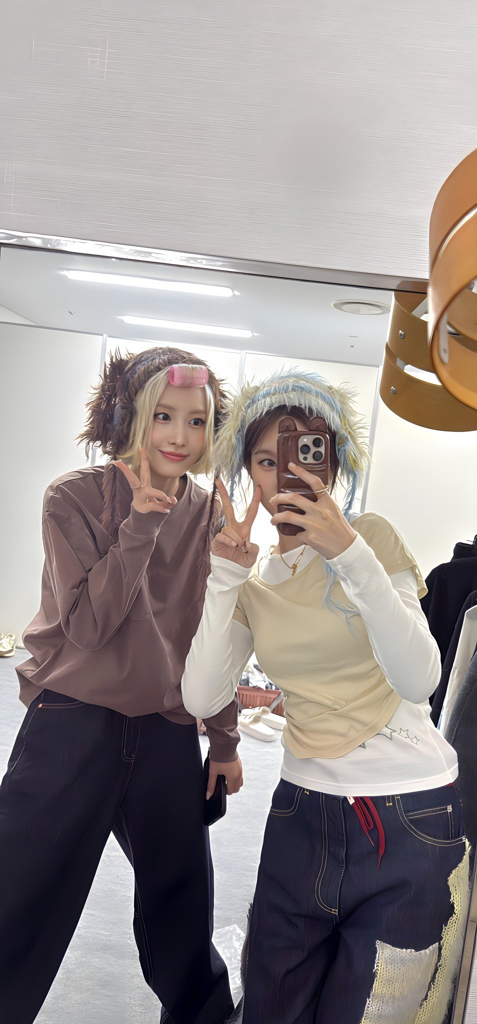 最近这几天：跟1同款戒指 跟2同款项链 跟4同款裤子外套行李箱 跟6同款包包挂件