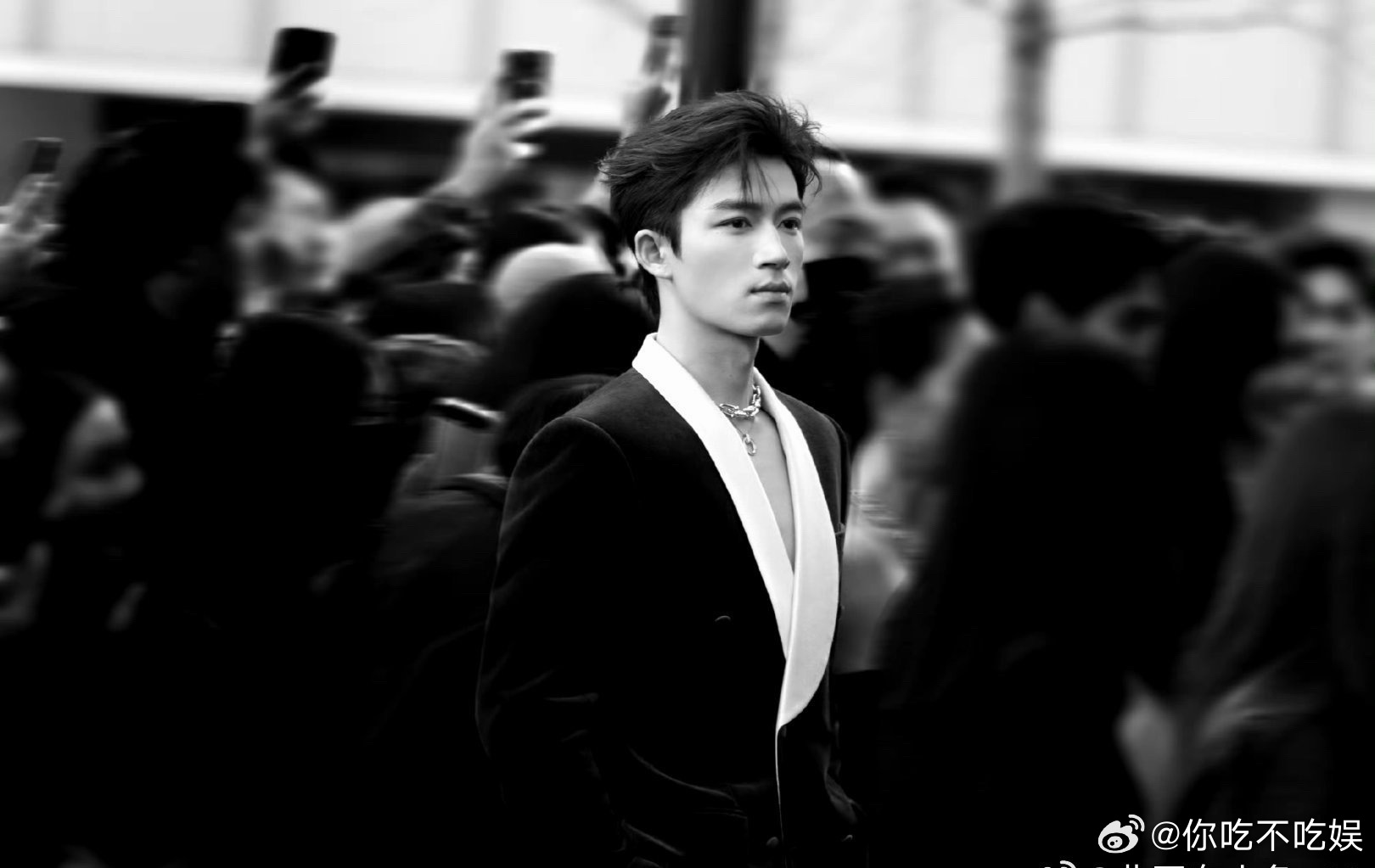 王星越有种把痞帅感男神印在脑门上的感觉，帅成这个样子谁能不沦陷。 