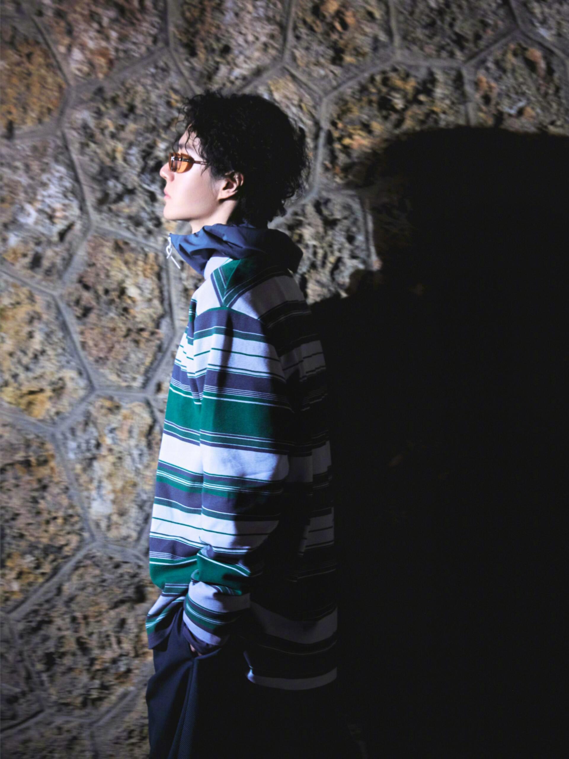 王一博一身休闲装松弛有型 王一博身穿LACOSTE未发布2026秋冬系列超季造型