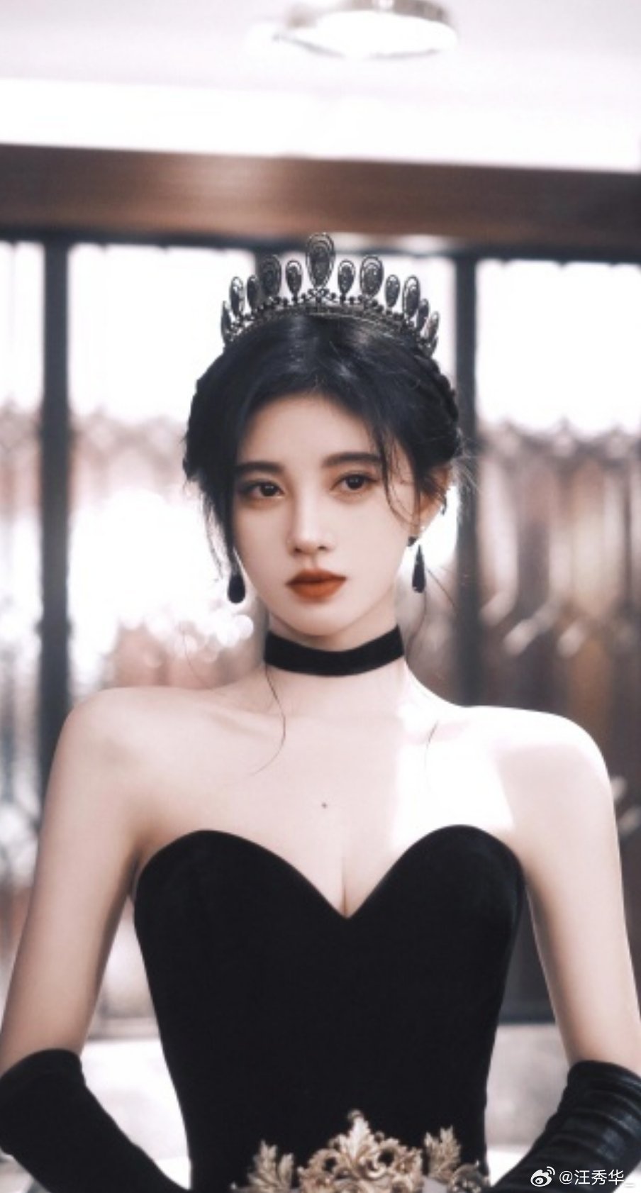 鞠婧祎掌管黑色最权威的神谁能不为鞠婧祎的黑色造型心动？丝绒复古明艳动人，私服冷艳