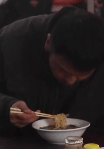 看雷佳音吃饭简直就是视觉享受，一碗普通汤面都能被他吃出人间美味的既视感，这大概就