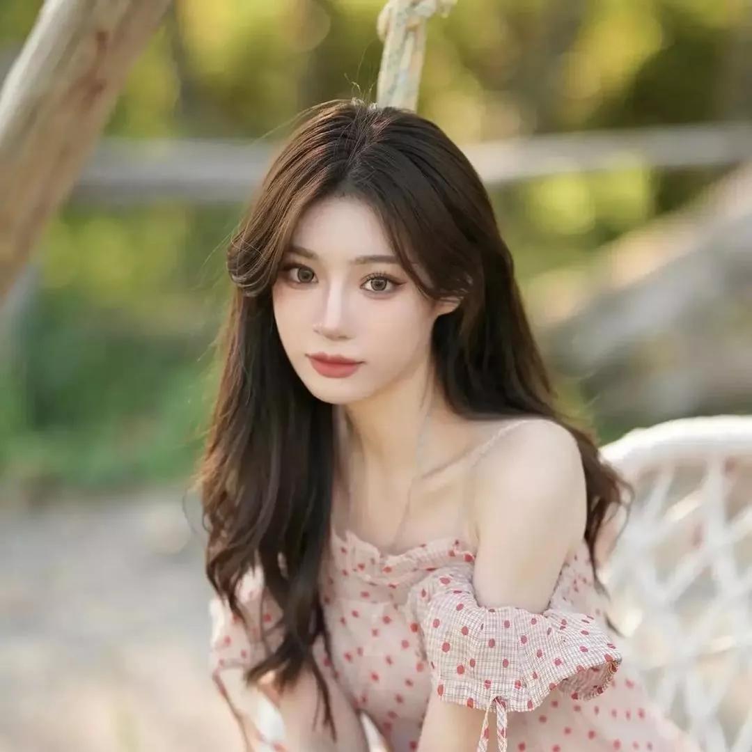 少女在秋千上，温柔的阳光洒在她的脸上，仿佛置身于童话世界。暖光花海少女 秋千荡秋