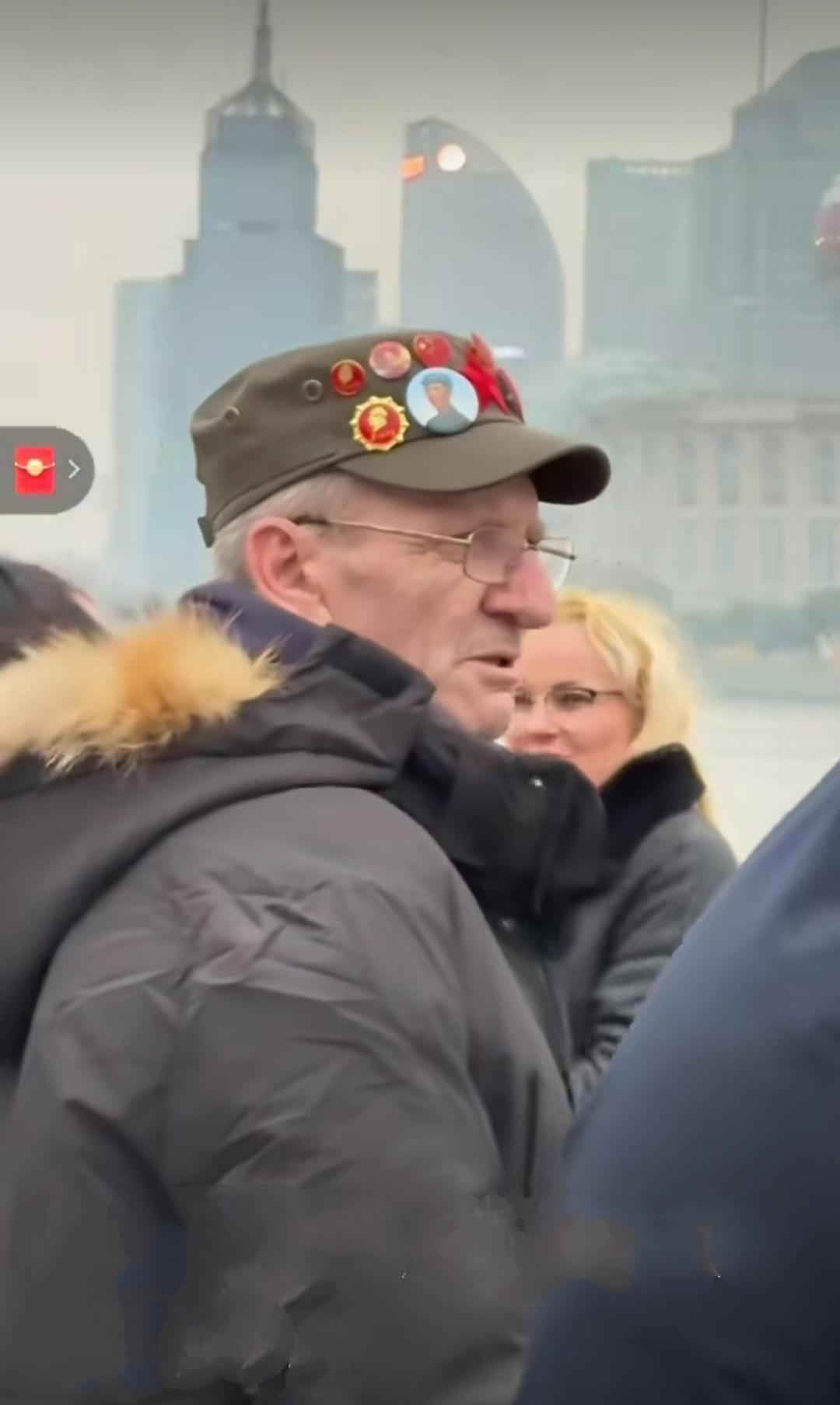 美国退役大兵 军帽上，戴满了毛主席像章！