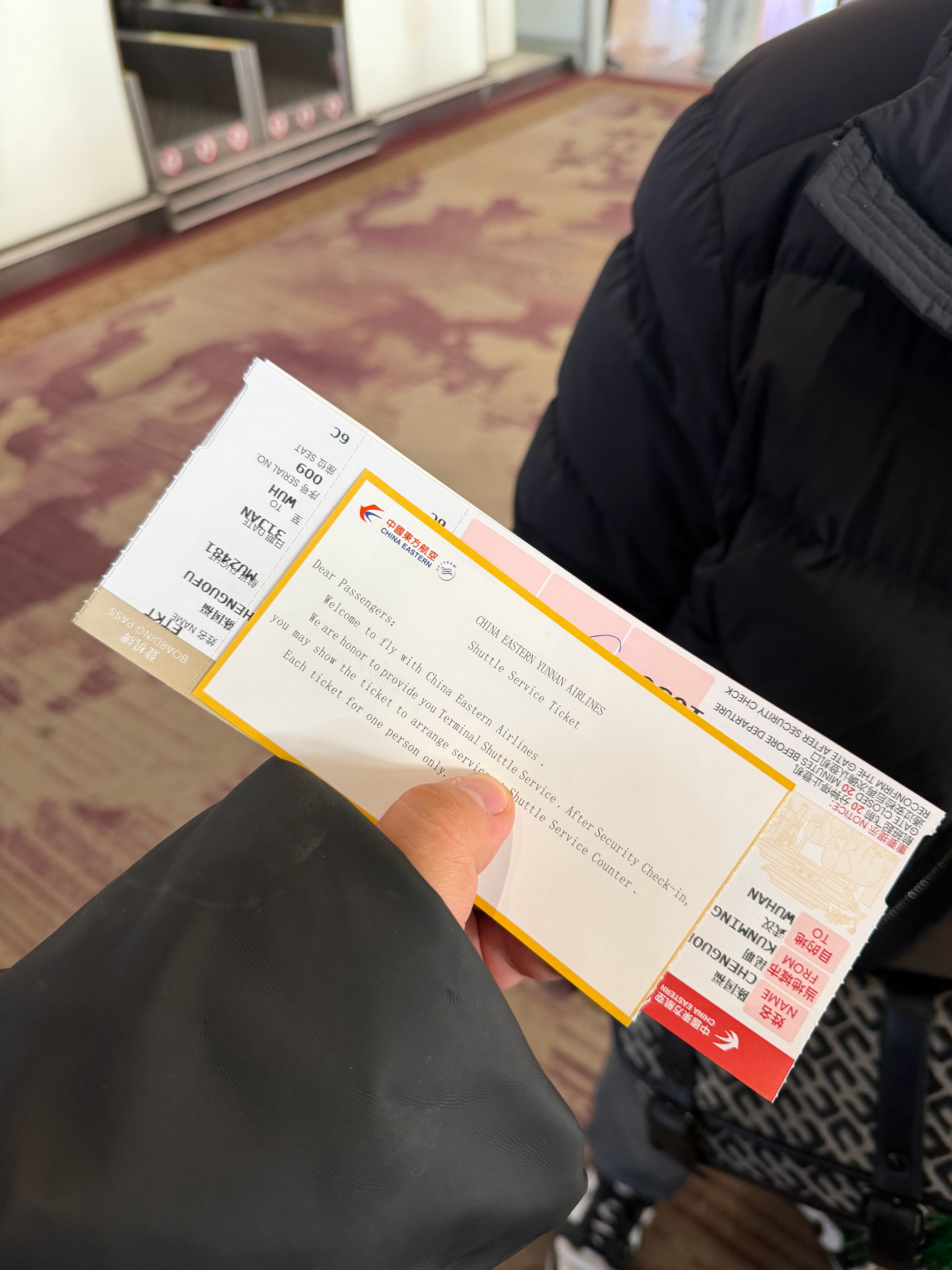 今天机场又发现了一个冷知识：东航金卡买头等舱会送一张单程的摆渡小车劵，超过60岁