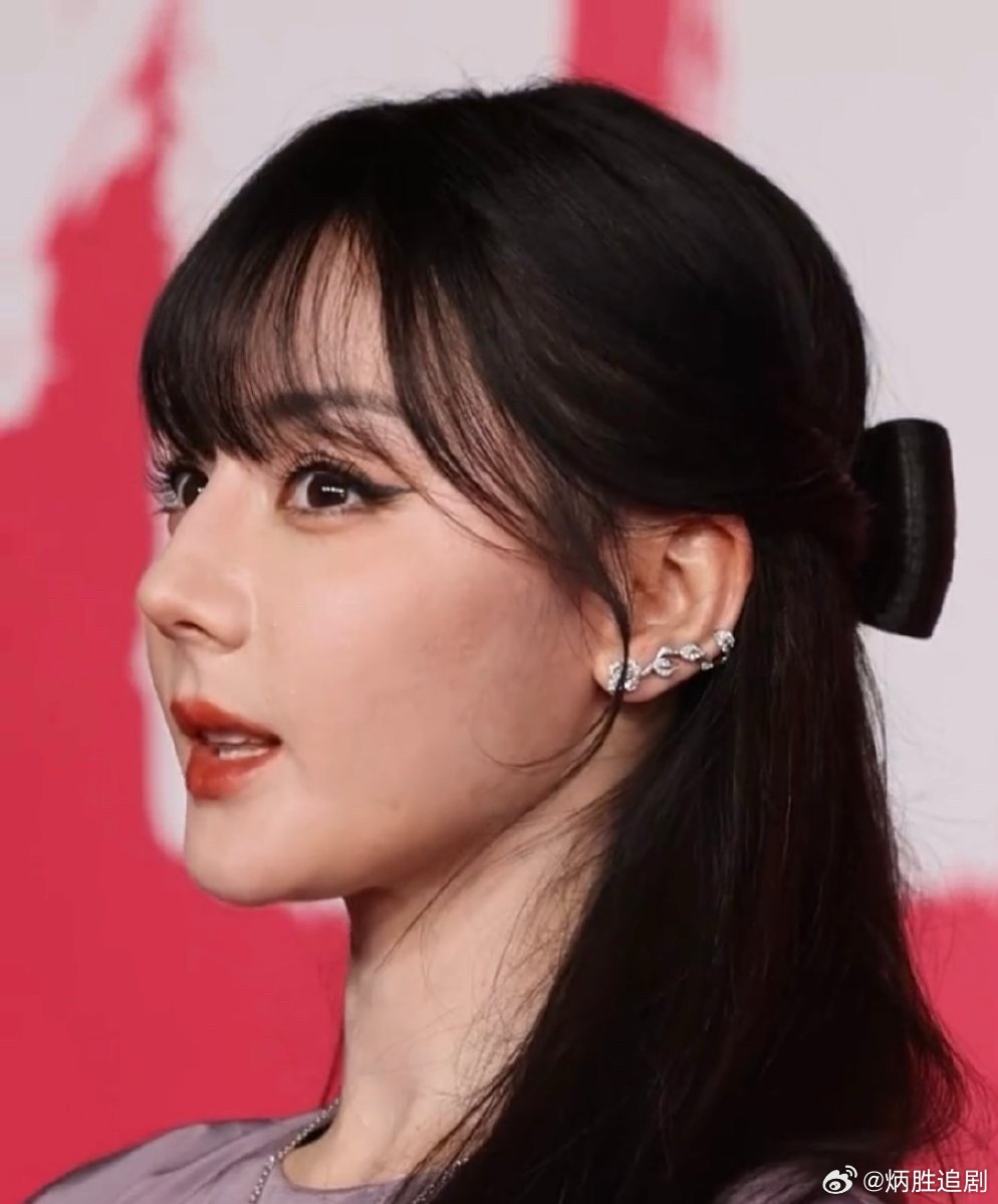 迪丽热巴咋了？？？ ​​​