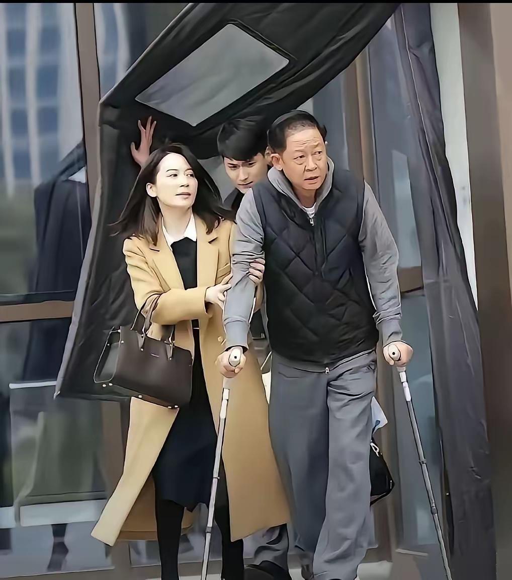 俞飞鸿身边的男人是谁？
他怎么回事？就这样的年纪就开始拄拐棍了，看着还挺悲催的