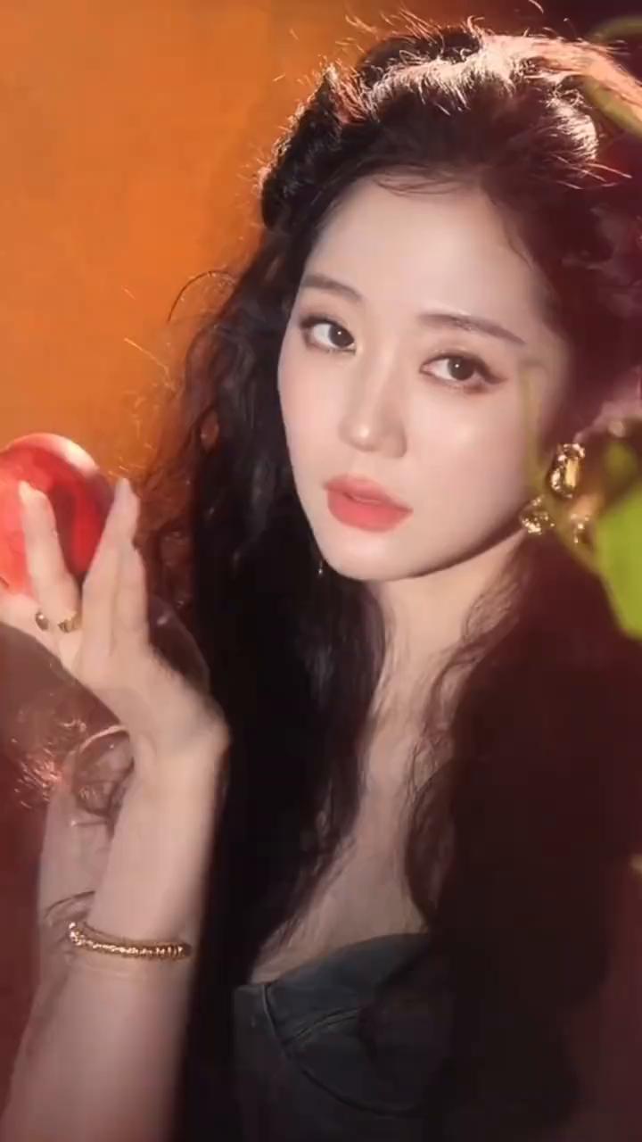 终于知道万千惠的路人缘为什么不好了。嫁给比自己大25岁的人，婚礼用半裸照迎宾，第