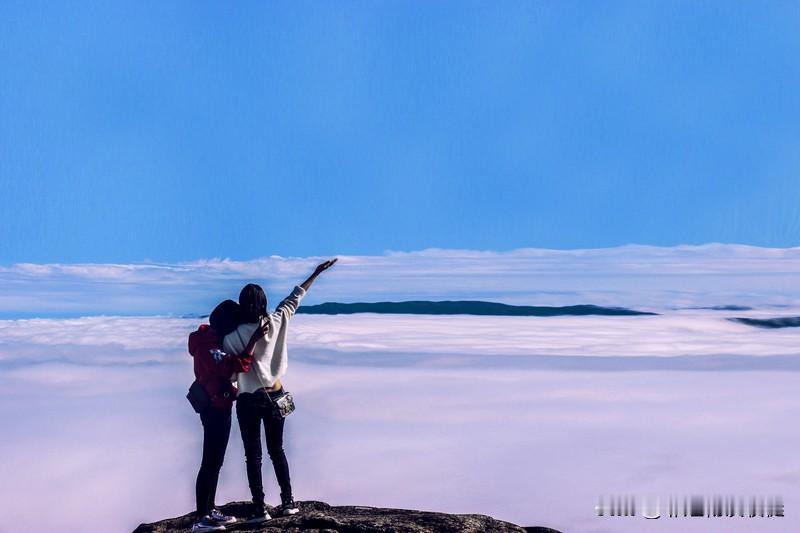 我来分享一张之前在密岩尖拍摄的云海照片。12月14日那天，我前往此地，用航拍定格