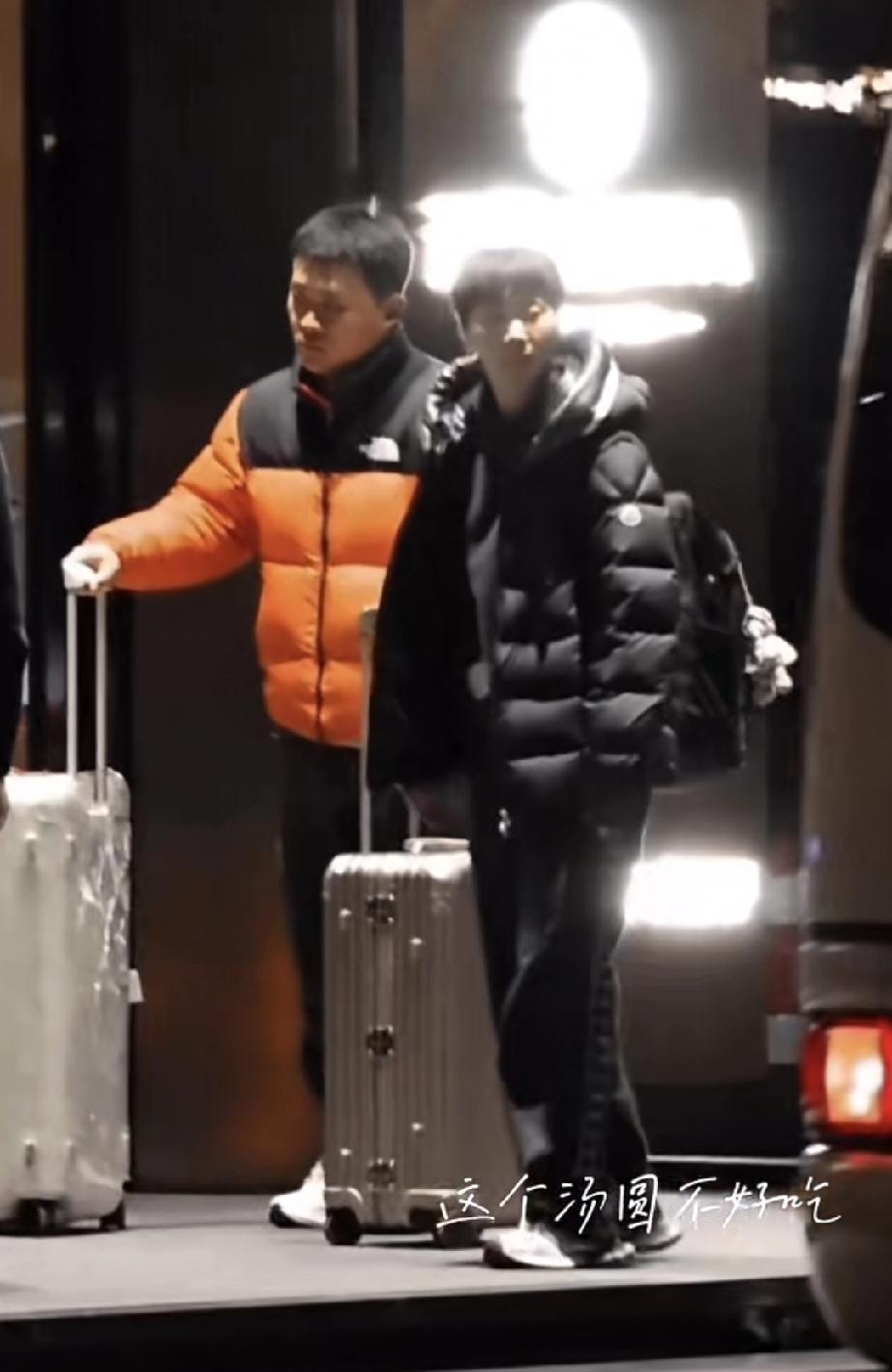 王曼昱今天已经乘高铁，顺利从北京到达南京啦！高铁和飞机时间差不多，都是四个多小时