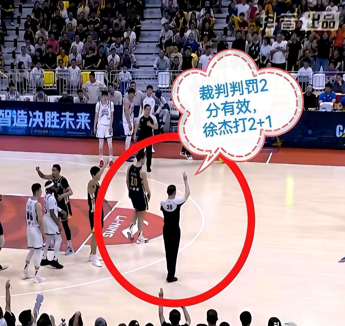 广东宏远对宁波这场球，最后17秒，简直比剧本还夸张。
比分72比71，宏远只领先