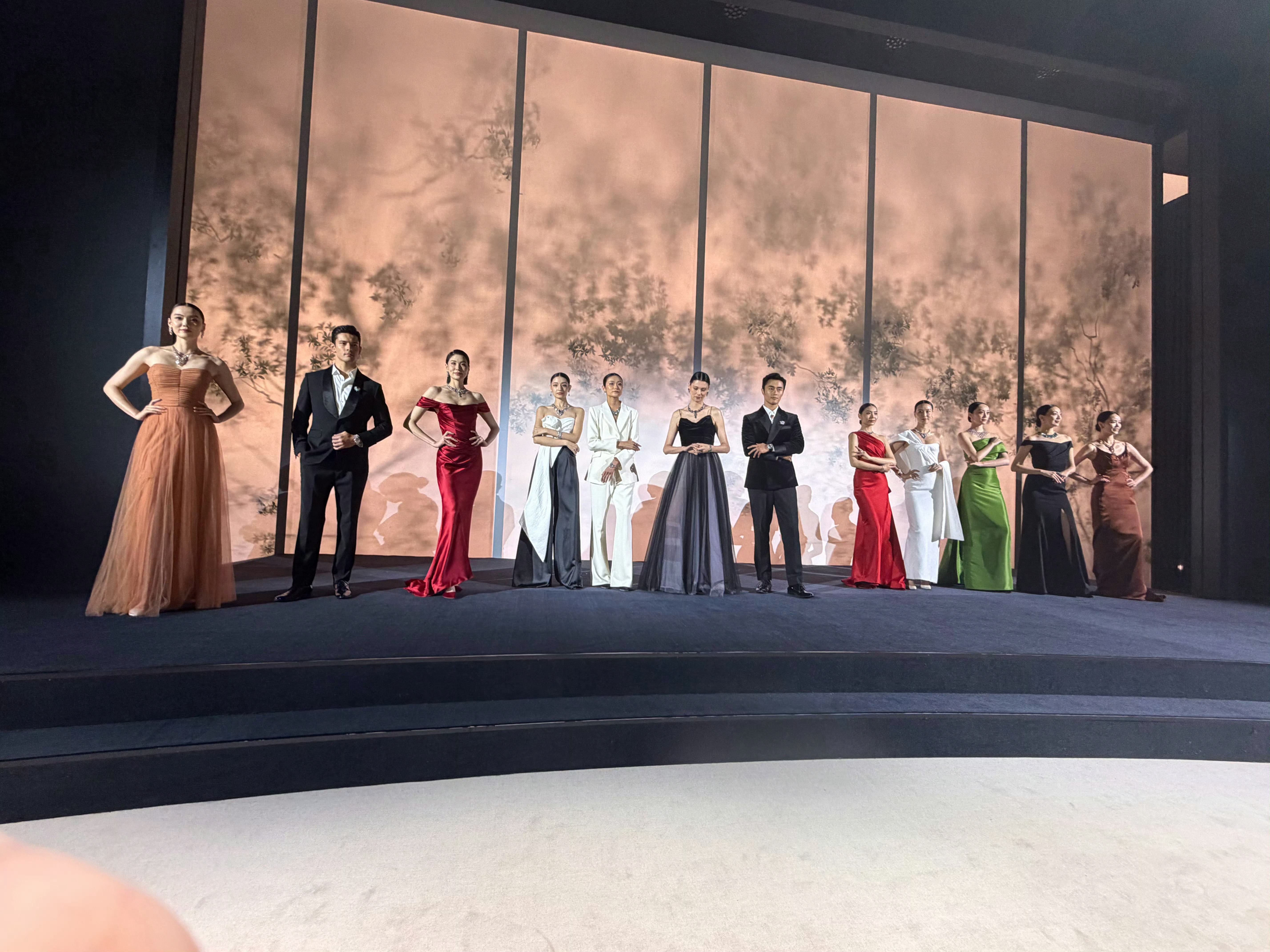 前阵子去参加周大福高珠展，有个现象挺有意思：明明主打“东方人自己的高奢珠宝展”，