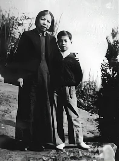 1937年，一张定格抗战岁月的照片，映照着邓颖超的赤诚与担当。画面中，33岁的她