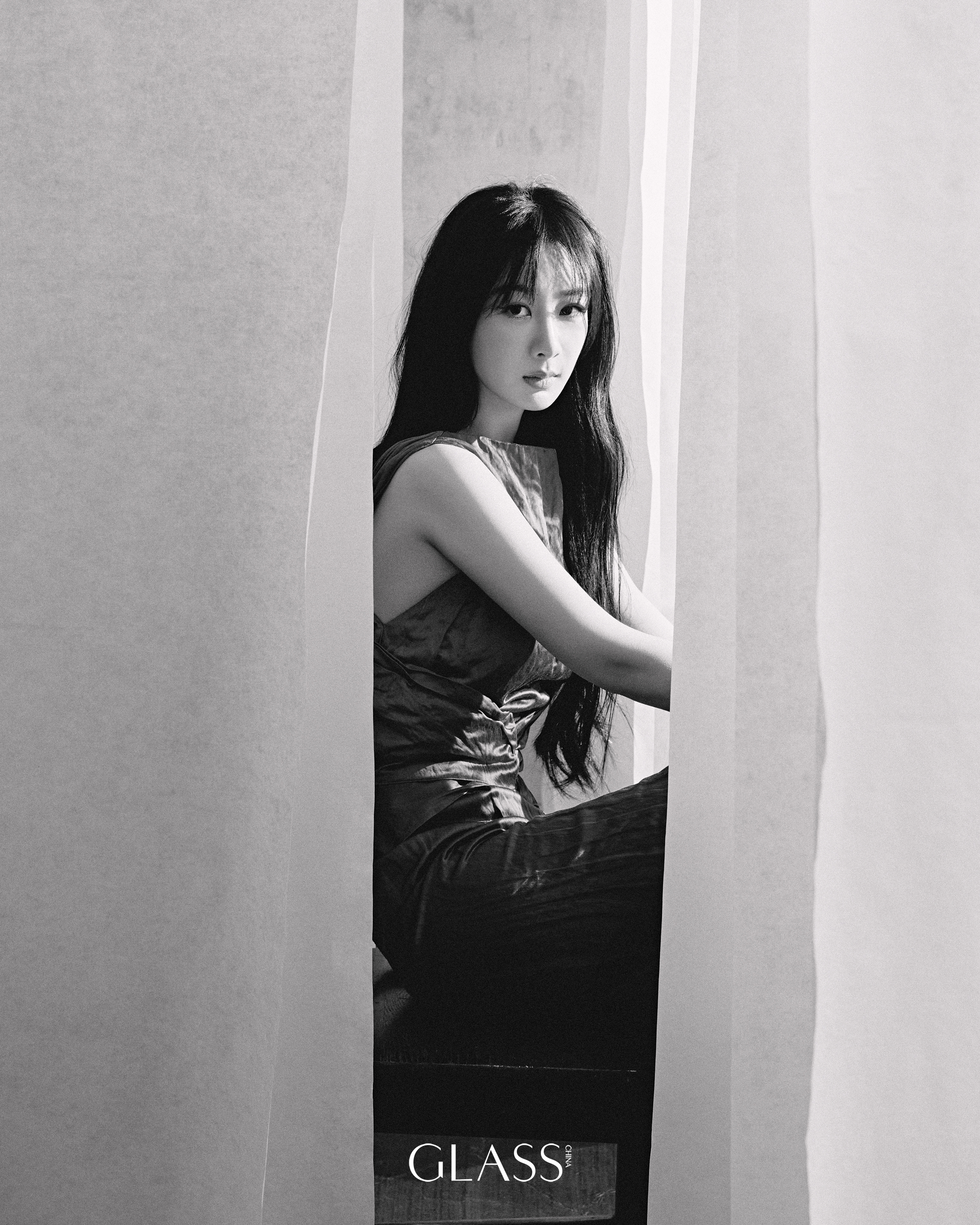 杨紫GLASS2026开年刊封面杨紫纸以载道 “墨比金贵。”贵在等待，贵在守住时