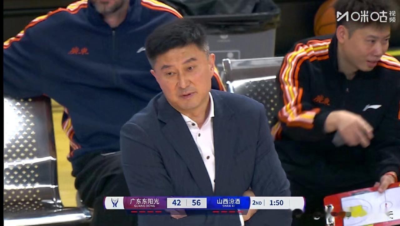 杜锋更偏爱张文逸和张皓嘉，打山西陈家政和杨溢没捞到锻炼机会，广东男篮徐杰没有1号