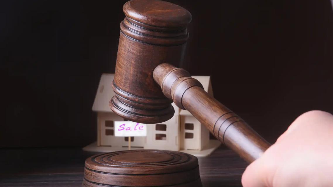 三十年前的教室、一张泛黄的初中课表、一个再没回家的孩子——当陈梅在社交平台发出第