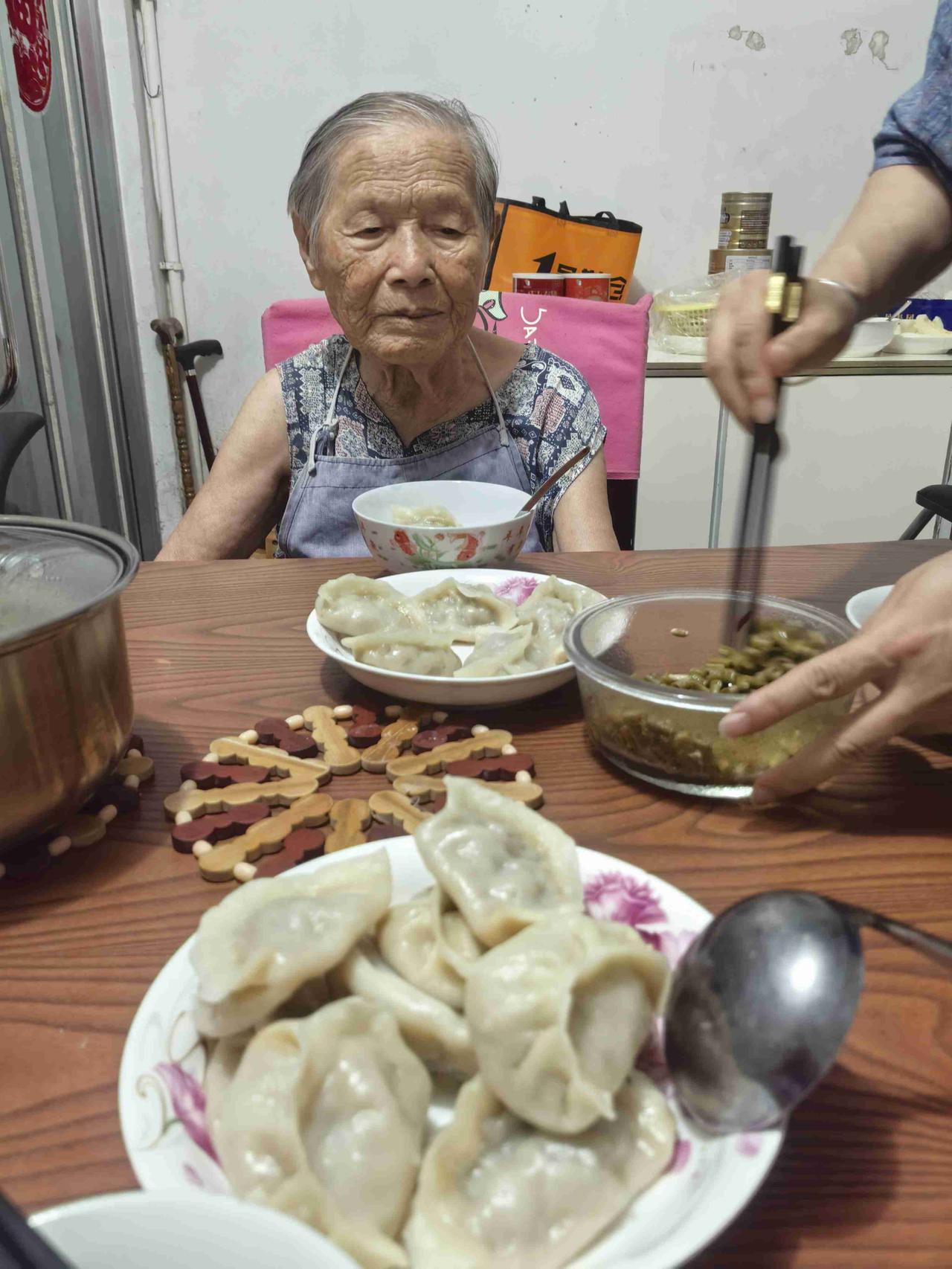 下午三点，我准备出发回油田。太阳火辣辣的烤着大地，我背着包包走在路上，感觉地表上