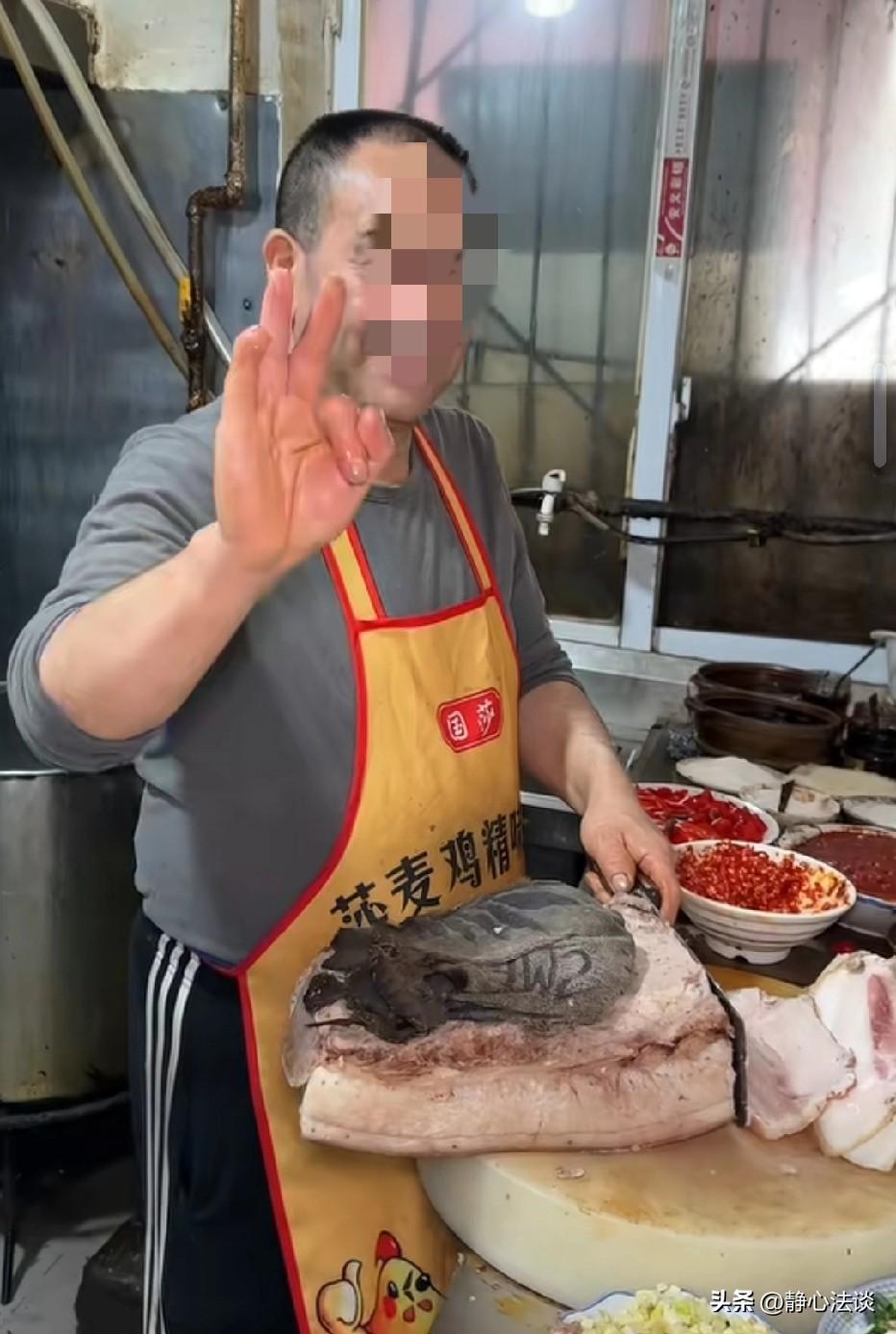 四川成都，男子开一家餐饮店，顾客进来点餐。男子用伸出三个手指头，顾客以为是35元
