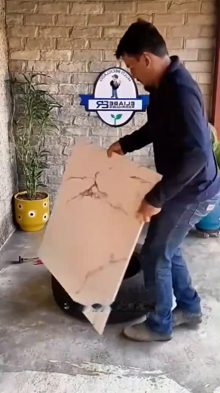 轮胎桌子。
谁能想到被人丢弃的废旧轮胎在巧手改造下竟能变成颜值与实用兼备的茶桌。