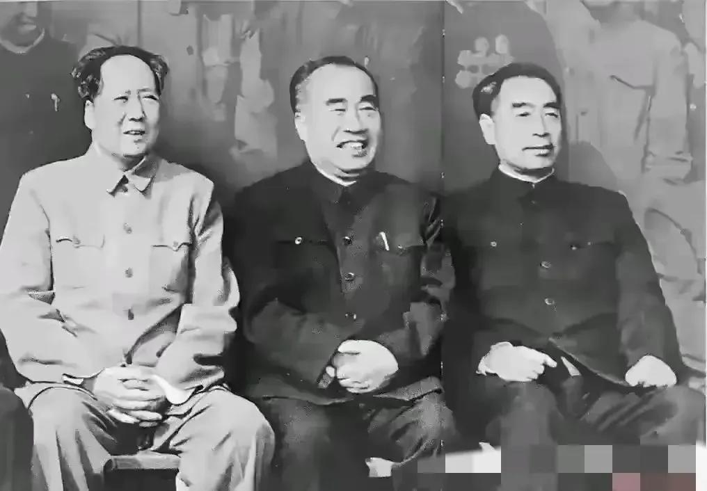 🙏请停留几秒，为伟人点个赞送朵花💐
《致敬伟大的三人组》
在近代中国的历史长