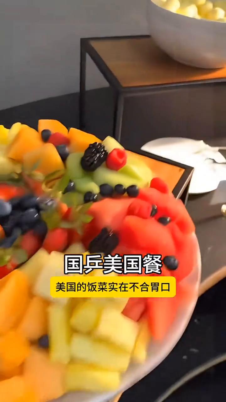 跟大伙聊聊这几天国乒在美国备赛的日常。美国的饭菜实在不合胃口，餐盘里肉少的可怜，