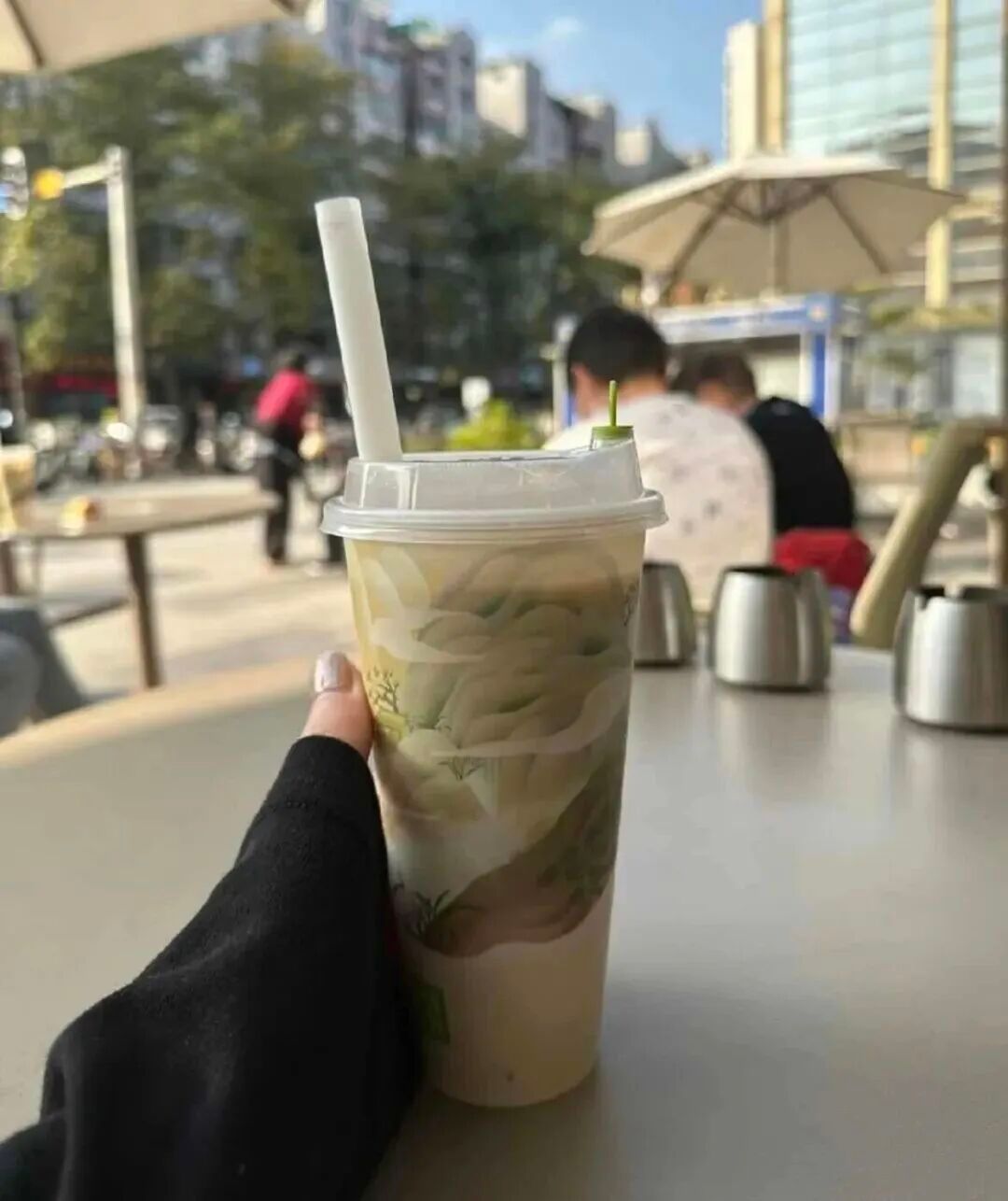 今天还睡一起，明天就可以不理，这就是男人。送上门的肉没有不吃的道理，男人也能跟不