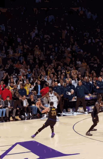 詹姆斯和东契奇到底是谁在甩锅？分析这一球，东契奇一开始是没准备传球的，他作为球队