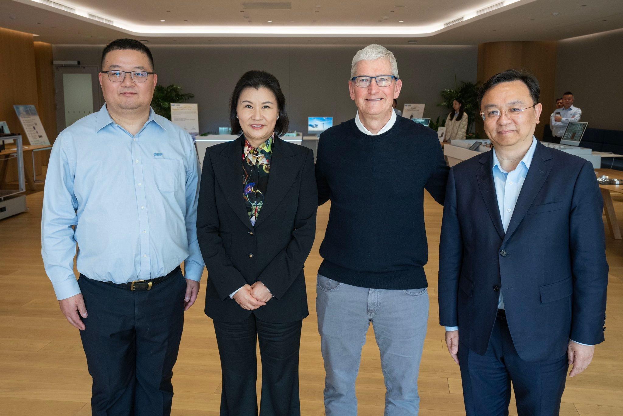 #比亚迪王传福与库克在上海见面# 图一图二，这是三位果链的老板（长盈精密，蓝思科
