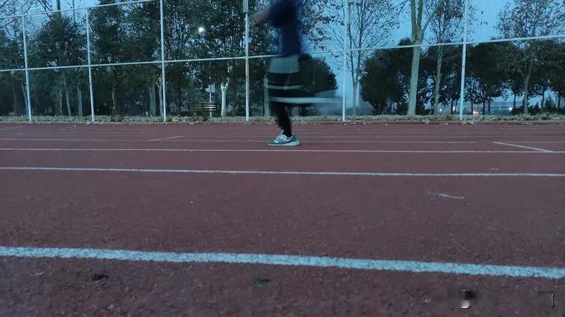 一平方空地原地跑，汗流浃背，效果立竿见影！别整那些花里胡哨高大上的运动。不花一分