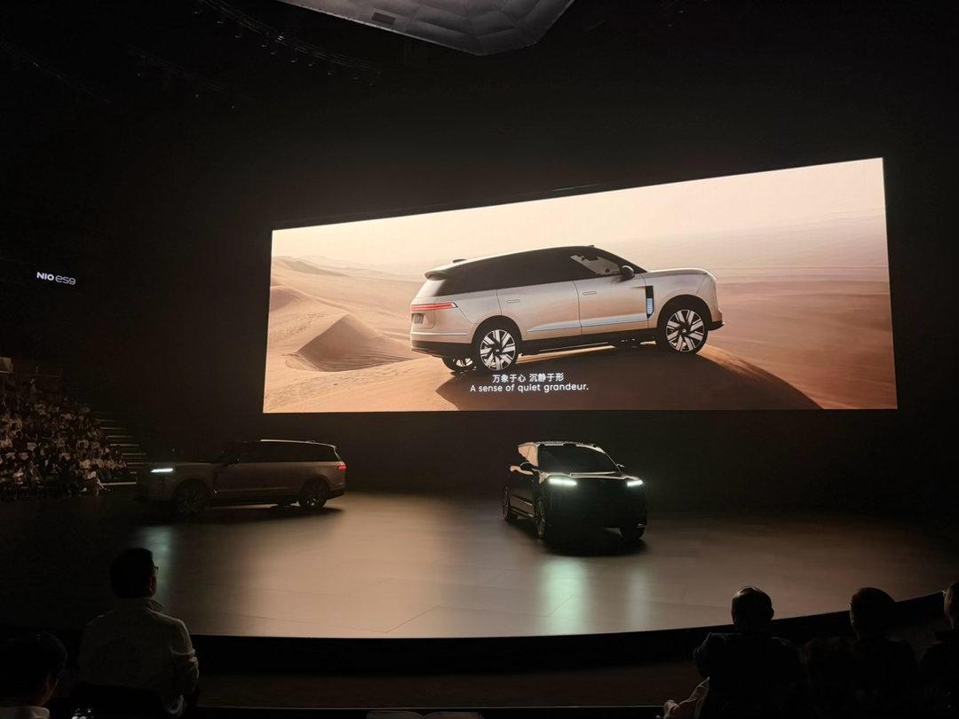 两台车离这么远都感觉巨大一只… 