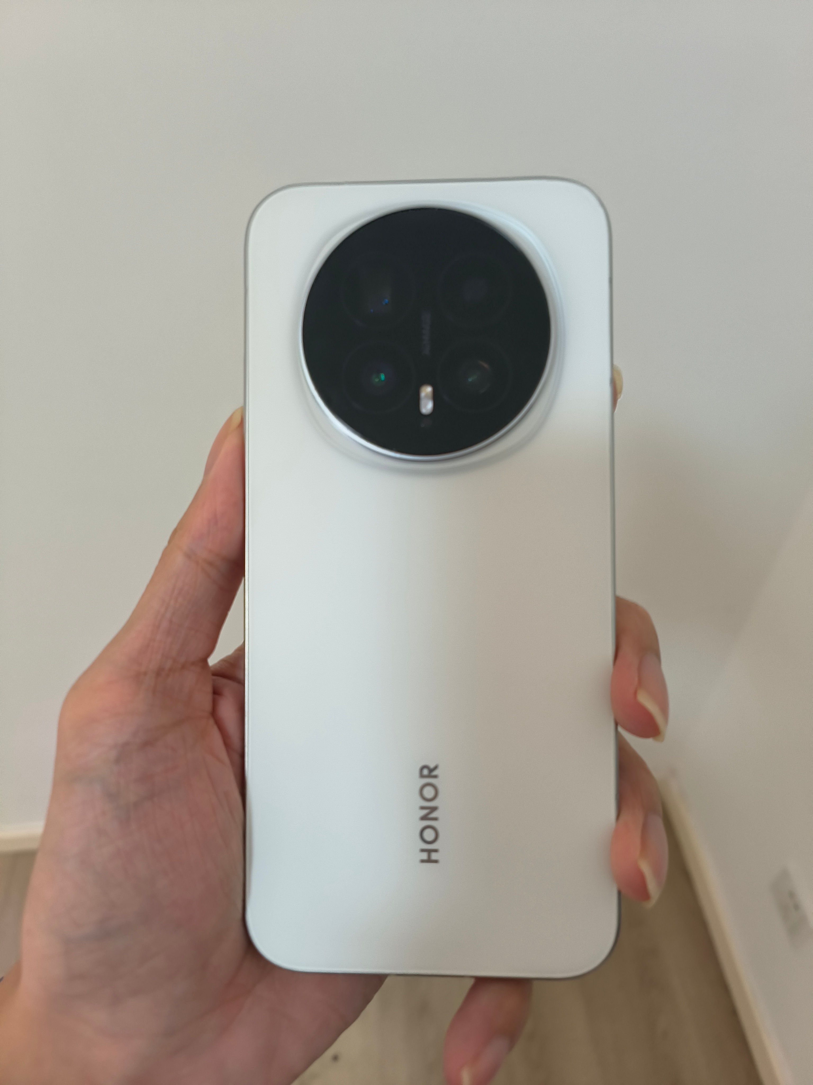 荣耀Magic8刚拿到手里的时候，说实话，第一感觉确实不算惊艳，甚至有点“平平无