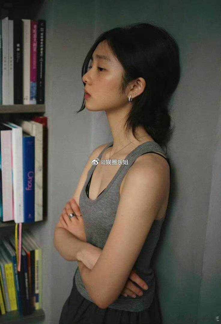 多多的气质特别适合演文艺片，简直就是本色出演，这样一个在网友的关注下长大的孩子，
