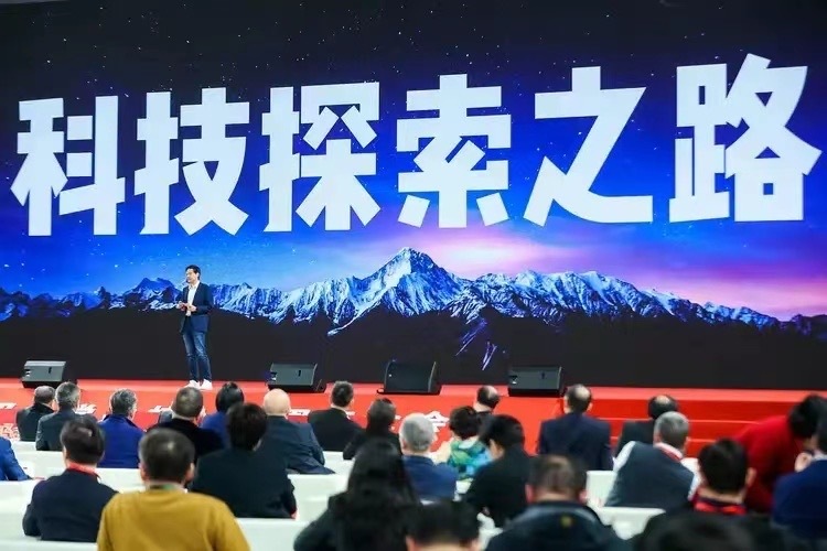 雷总这波捐款今天热度不小，13亿个人捐款给母校！饮水思源不忘本，母校教育有恩，这