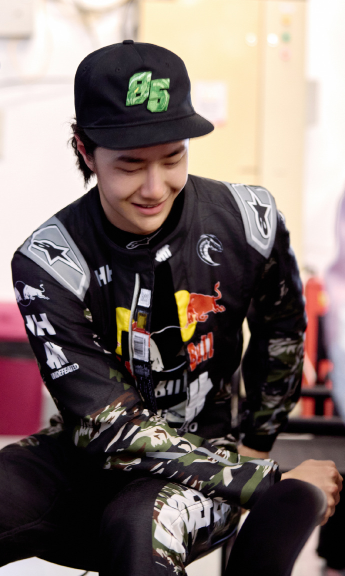 王一博稳中求进 王一博沉浸专注在速度里找到平衡 王一博稳中求进，王一博沉浸专注在