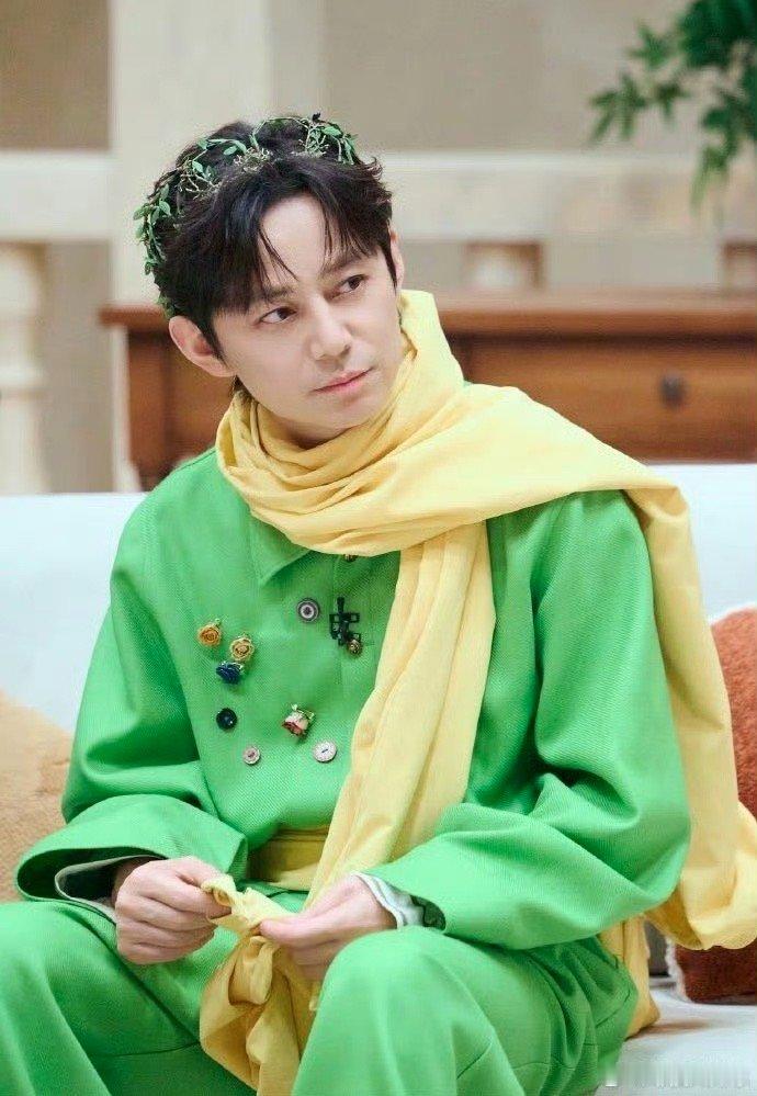 何老师这一幕好像小王子大侦探 当喧嚣褪去，何老师在舞台中央安静开唱。那一瞬他像小