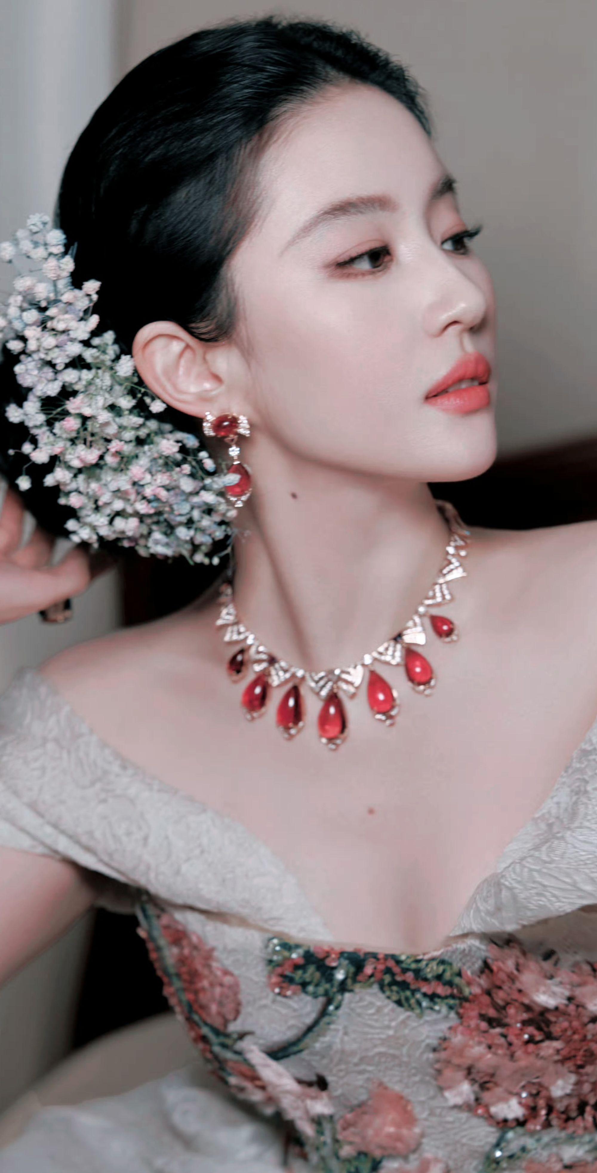 美的我一跳，完全没看到珠宝。