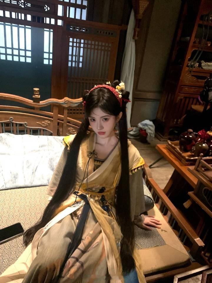 鞠婧祎摔得好重好敬业的小鞠[苦涩]拍戏磕到下巴 ，但是依然继续拍摄没有影响进度[