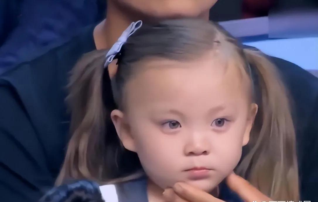 2013年，山东夫妻生下一个金发碧眼的“混血女儿”。母亲坚持让儿子去做亲子鉴定，