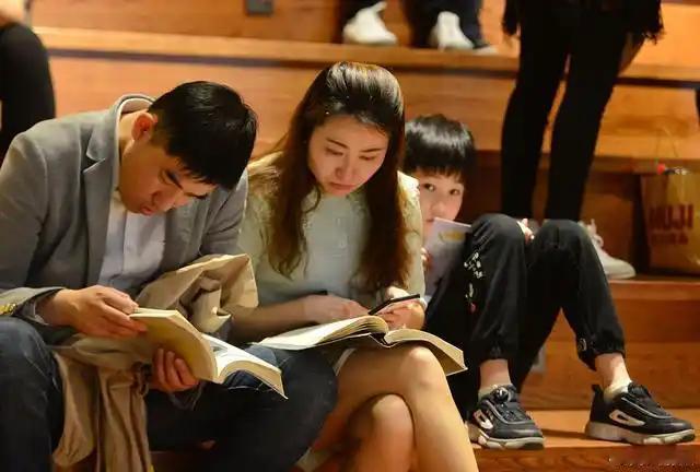 学霸父母必须具备四个条件
       一是营造学习氛围，家中要有安静的学习角落