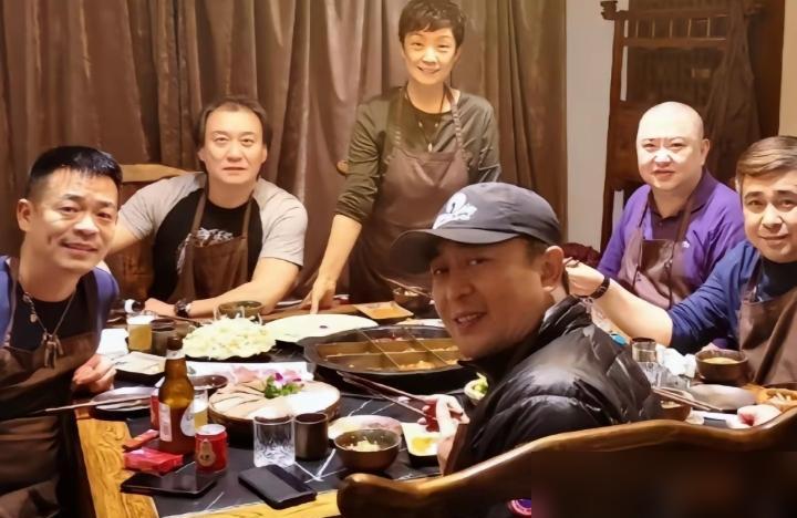 都以为张嘉益为孙浩降片酬是兄弟情，错了，人家那叫老板给员工发福利。
 
你去查一