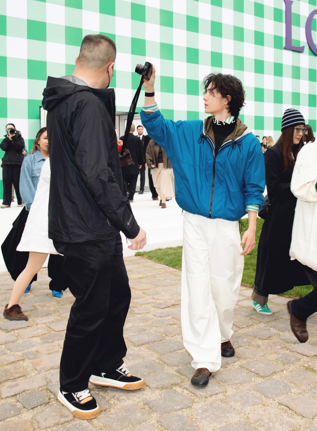 这张抓拍也好好看！！！超近距离看王一博