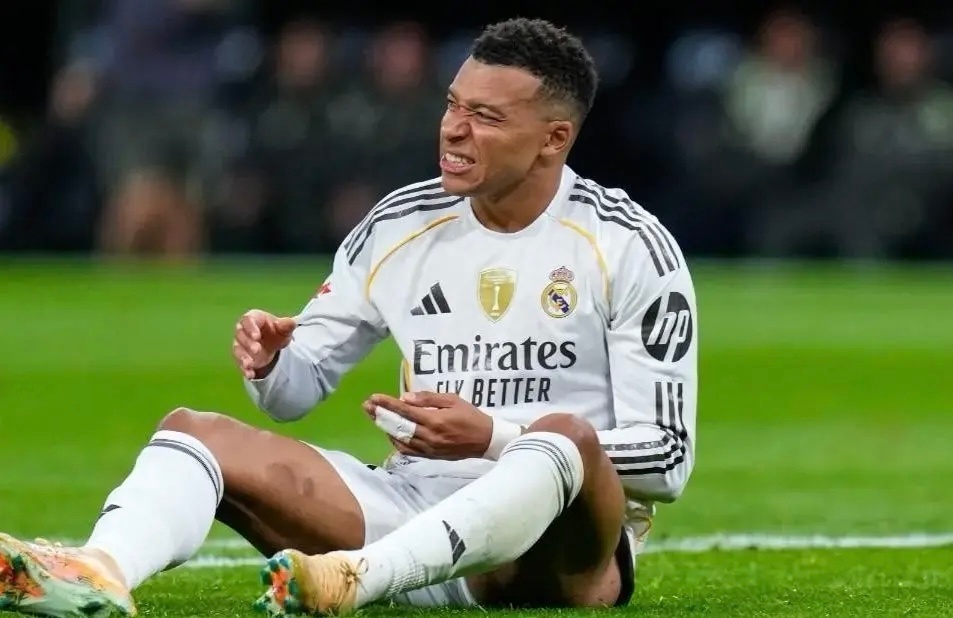 皇马这事太离谱了多位记者确认：皇马治疗姆巴佩时查错腿了，医疗团队检查了他没受伤的