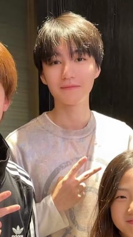 王俊凯和刘畊宏孩子合影刘畊宏晒王俊凯和孩子的合照 哇哦！刘畊宏杭州偶遇王俊凯，还