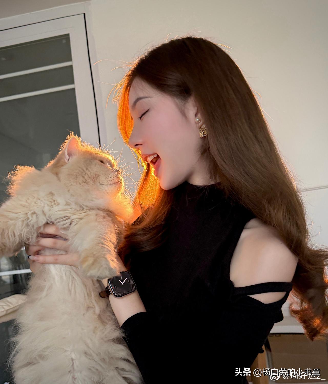 幸福过度撸猫打卡
小猫咪身在福中不知福不知福
面对小姐姐细心照顾
小猫咪那表情真