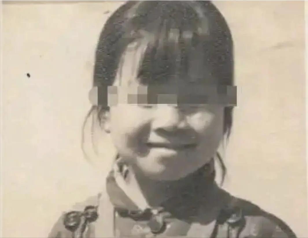 1990年，陕西一个13岁的小姑娘，将农药倒在了亲生父母的碗里，还将9岁的弟弟扔