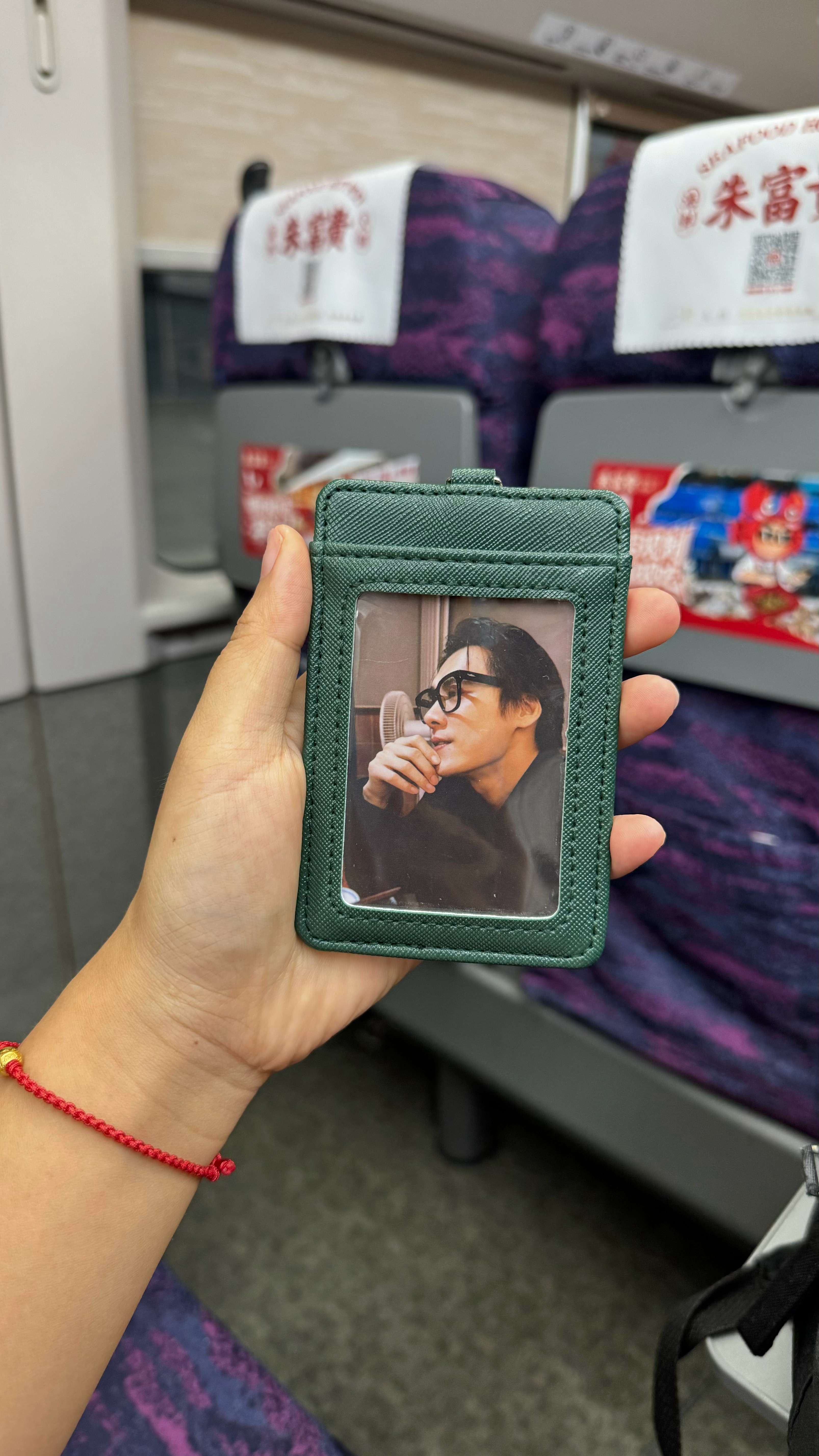 寄给仙草的明信片带着我们1987的卡包坐🚅 小卡里面放sfz 很丝滑 很拉风 