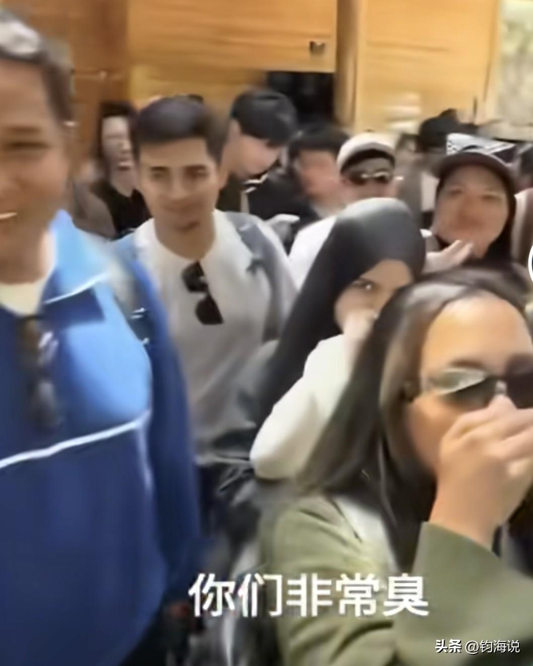 马来人在中国旅游，在大厅喊好臭，关键是大厅没有一个中国人。都是她们自己人。是不是