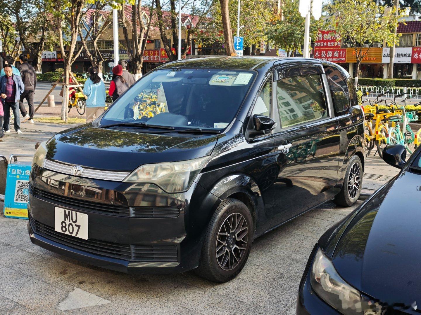 在珠海街头看到的北上港车，这是很特别的一个车，大家看出来什么端倪没有[阴险] 