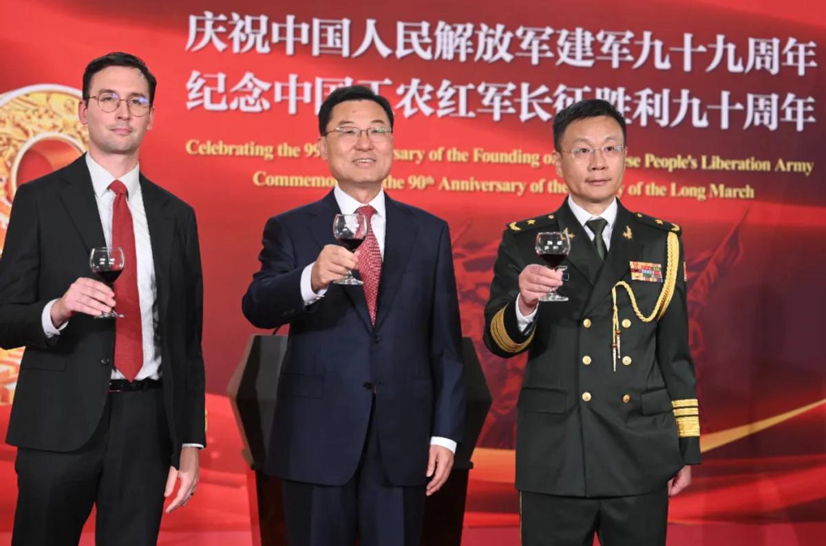 日前，美国国防部副助理部长史密斯出席中国驻美大使馆解放军建军99周年招待会，他公